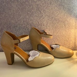 Miz Mooz New York City Light tan heels ankle strap cutout side design size 9